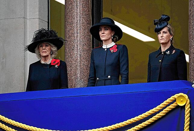 Auf dem Balkon des Außenministeriums standen statt der Queen in diesem Jahr Herzogin Camilla (von links), Herzogin Kate und Gräfin Sophie.