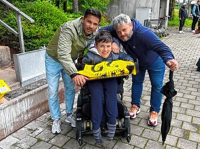 Ali Günes (links) mit Lenny und seinem Vater und Marco Gebhardt.