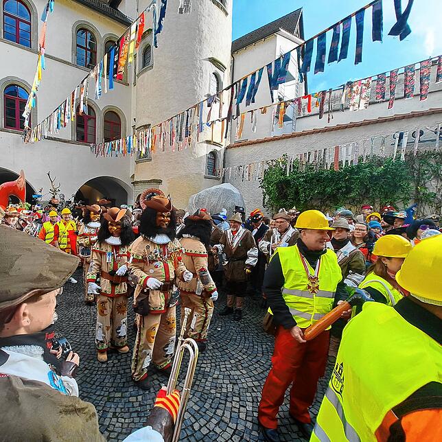 Aus dem Weg! Die Narren stürmen das Rathaus. Jetzt geht es der Stadtverwaltung an den Kragen.