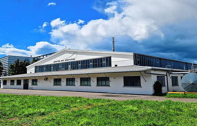 In dieser Halle am Flughafen Friedrichshafen soll die „Landshut“ vom Sommer an stehen und Zentrum eines „Lernorts“ werden.