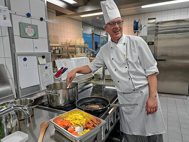 Frank Wälde arbeitet als ausgebildeter Diätkoch im Schwarzwald-Baar-Klinikum. Er hat zudem eine Weiterbildung zum vegan geschulten Koch ...