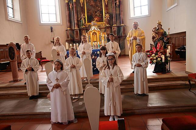 Maria Bronnen Waldkirch: Zehn Kinder feierten in Waldkirch ihren Weißen Sonntag. Pater Hermann-Josef Zoche zelebrierte die Heilige Messe.