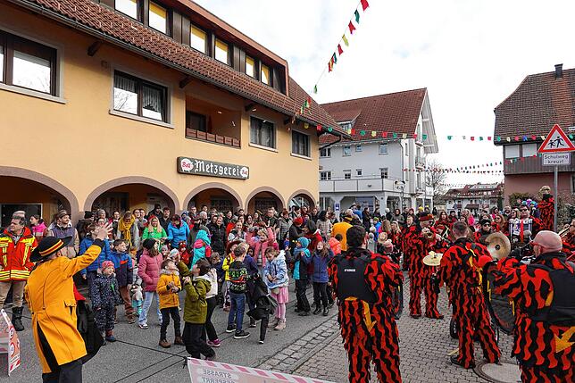 Bild 8: Hier sind die besten Bilder vom Narrenbaumstellen in Görwihl