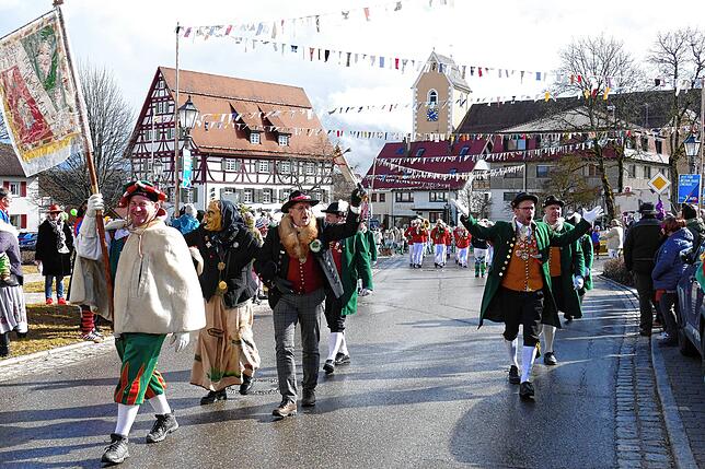 Unterwegs durch die närrisch bunt geschmückte Innenstadt von Stetten am kalten Markt: Die Narren zeigen trotz der langen Saison keine ...