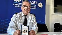 Der Ravensburger Polizeipräsident Uwe Stürmer hat auf seinem Handy noch den kleinen Film, in dem er vor fünf Jahren Kindern die ...