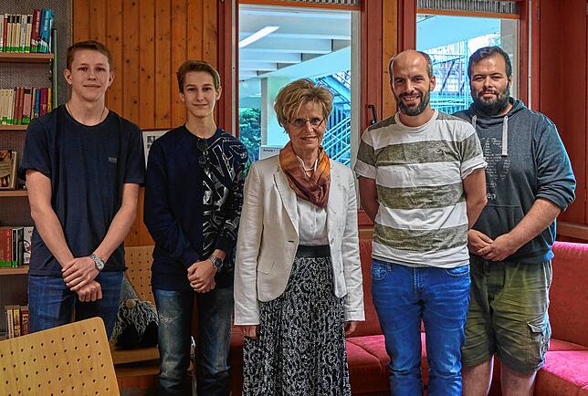 Nachklingende Erfahrung: In diesem Jahr waren Philip Griese und Jasper Florek mit den Lehrern Andrea Menne, Benjamin Kaiser und Marcel ...