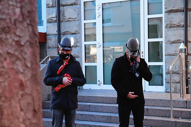 Bild 10: Eine besondere Stockacher Fasnacht 2021 geht zu Ende: Im kleinen Kreis wurde sie zu Grabe getragen