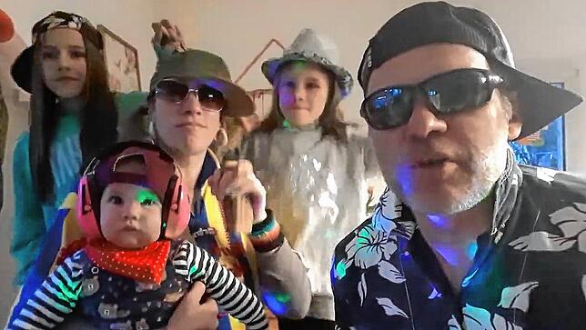 Familie Dieterle geht mit der Zeit und rappt in die Kamera.