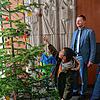 Oberbürgermeister Simon Gröger mit Schülern vor dem geschmückten Tannenbaum.
