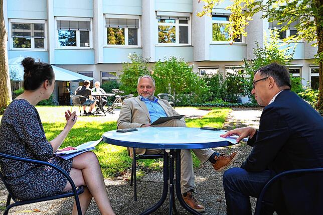 Im Jahr 2020, damals war Martin Staab (Mitte) noch OB in Radolfzell, hatte die SÜDKURIER-Redaktion (links Anna Maria Schneider, rechts ...