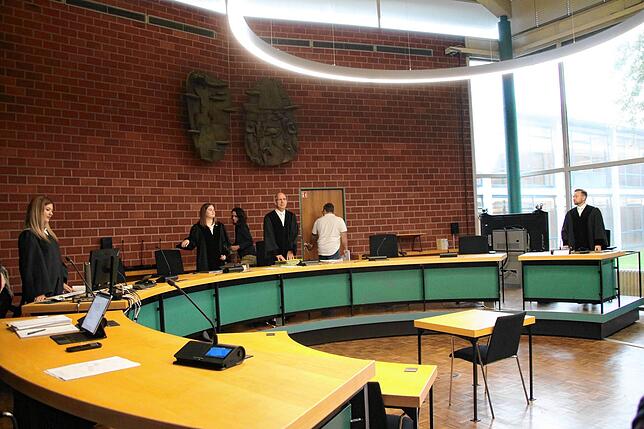 Über eine Stunde dauerte die Verlesung der langen Liste an Anklagepunkten durch Staatsanwalt Kulikow (rechts).