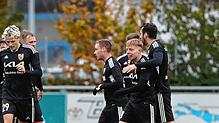 Die Spieler des SV Mühlhausen bejubeln ihren Treffer zum 3:2-Auswärtssieg.