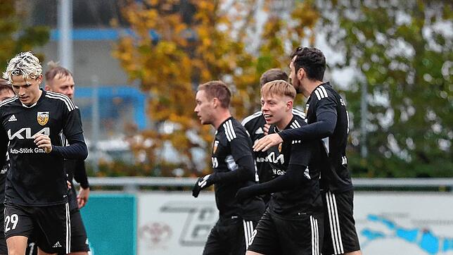 Die Spieler des SV Mühlhausen bejubeln ihren Treffer zum 3:2-Auswärtssieg.