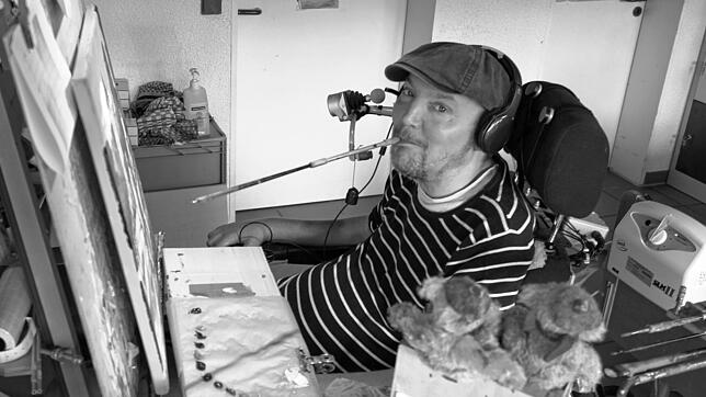 Lars Höllerer wurde nur 55 Jahre alt. Er war seit einem Motorradunfall ab dem Hals abwärts gelähmt. In den vergangenen Jahren machte er ...