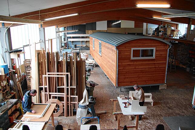Die Werkstatt in Aixheim, wo gerade an einem Wagen für einen Waldkindergarten gebaut wird.