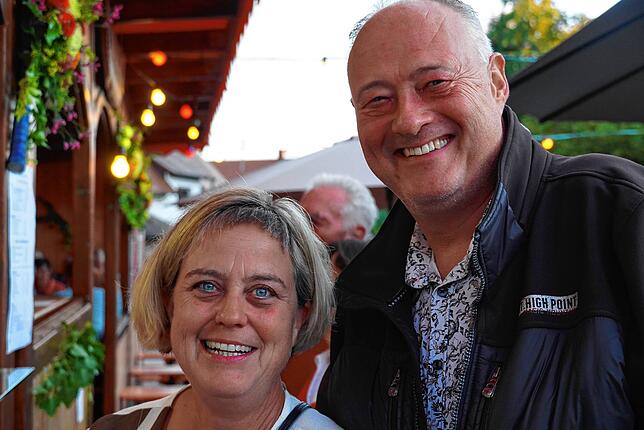 Bild 22: Gute Stimmung beim Auftakt des Weinfests in Bermatingen