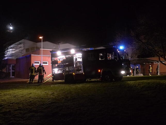 Eines der zehn Löschfahrzeuge, die beim Brand in der Markelfinger Markolfhalle eingesetzt wurden. Rechts im Hintergrund Feuerwehrleute ...