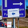 Hier geht es zur Corona-Ambulanz: Auf dem Messegelände sind überall Hinweisschilder angebracht.