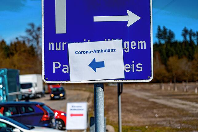Hier geht es zur Corona-Ambulanz: Auf dem Messegelände sind überall Hinweisschilder angebracht.