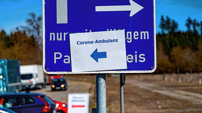 Hier geht es zur Corona-Ambulanz: Auf dem Messegelände sind überall Hinweisschilder angebracht.