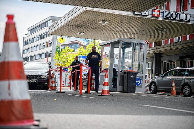 Schweizer Zöllner an der Grenze zwischen Kreuzlingen und Konstanz.