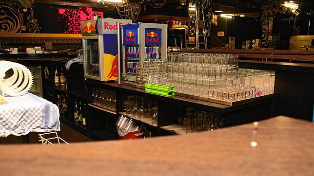 Gläser wohin das Auge reicht: Nicht nur an der Bar ist es in der Discothek Okay seit Monaten ruhig. Wann der Betrieb wieder aufgenommen ...