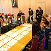 Die Kinder der Klasse 3a der Anton-Leo-Schule waren zu Besuch im Rathaus und durften dem Bürgermeister (hinten rechts) ihre Zeichnungen ...