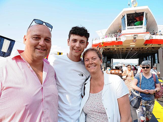 Bild 9: Die neue Fähre wird im Staader Hafen feierlich auf &bdquo;Richmond&ldquo; getauft. Diese Besucher sind dabei