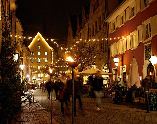 (Archivbild) So schön war die Weihnachtsbeleuchtung in der Konstanzer Zollernstraße vor dem Großbrand. Doch die Feuerwehr musste bei den ...