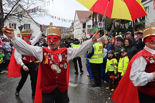 Bild 22: Großer Festumzug in Möggingen: Tausende besuchen das Seenarrentreffen trotz Regen!