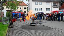Viele Zuschauer beobachten die Explosion einer überhitzten Spraydose, die von der Freiwilligen Feuerwehr vorgeführt wurde.