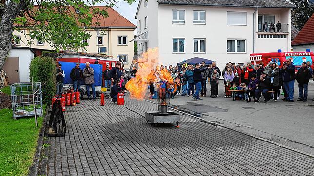 Viele Zuschauer beobachten die Explosion einer überhitzten Spraydose, die von der Freiwilligen Feuerwehr vorgeführt wurde.
