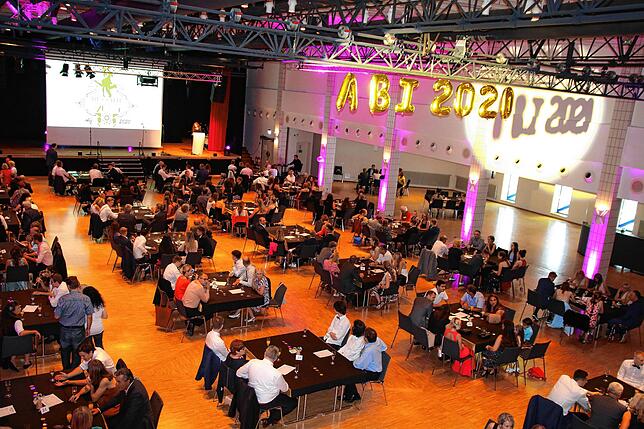 Eine Abiturfeier unter Pandemie-Bedingungen: 250 Personen waren im Tagungs- und Kulturzentrum Milchwerk zugelassen – unter der ...