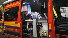 Kommandant Hartmut Schucker im neuen Einsatzleitfahrzeug: Es ist mit der modernsten Technik ausgestattet, um einen schnellen und ...
