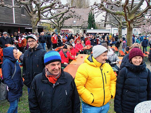 Bei Temperaturen um den Gefrierpunkt zeigten rund 300 Besucher ihre Solidarität mit der Ukraine.