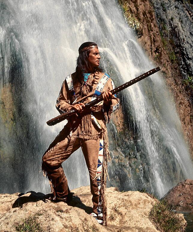 Pierre Brice als stolzer Apachen-Häuptling „Winnetou“ mit seiner Silberbüchse in einer Szene des Karl-May-Films ...