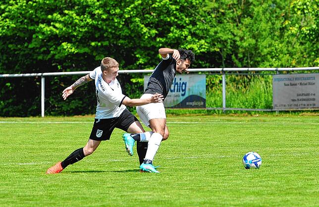 Schonachs Fabio Fagone (links) im Duell mit Cihan Turan.