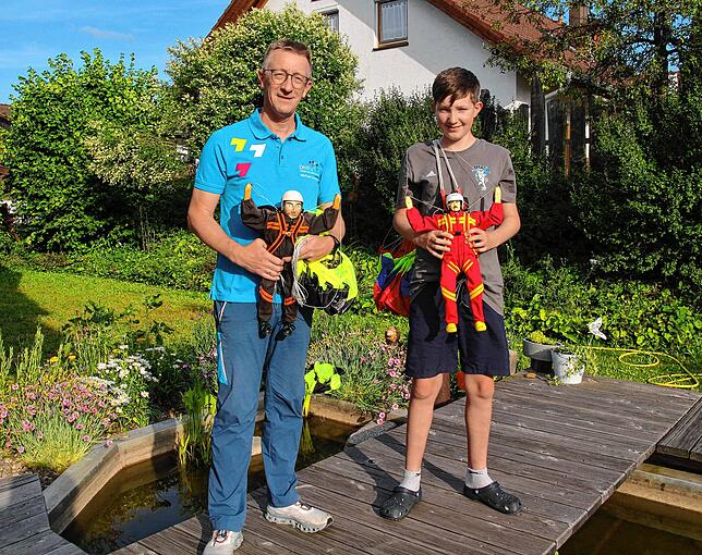Michael (links) und Roman Knappe daheim in Bräunlingen mit ihren Springerpuppen. Im EM-Halbfinale besiegte der Sohn den Vater und holte ...