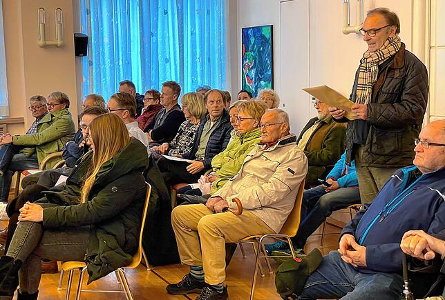 Zahlreiche Besucher lauschten den Ausführungen von Karl Möhringer, der die Argumente der Initiative „19 statt 25“ gegen die geplante ...