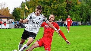 Diese Aktion wertete Schiedsrichter Felix Gärtner als Foul und entschied damit auf Elfmeter für die Gäste im weißen Trikot, die so wenig ...