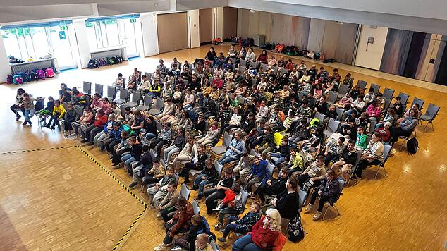 Bei den beiden Shows von Tina Kemnitz unter dem Motto „Tolles Buch!?“ ist die Stadthalle voller Grundschüler. Fotos: Gerd Leutenecker