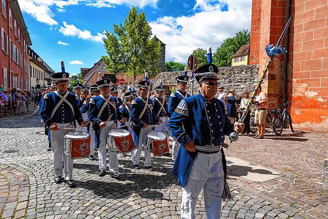 Bild 16: Die schönsten Impressionen von der Jubilumsparade der Pioniere durch die Innenstadt