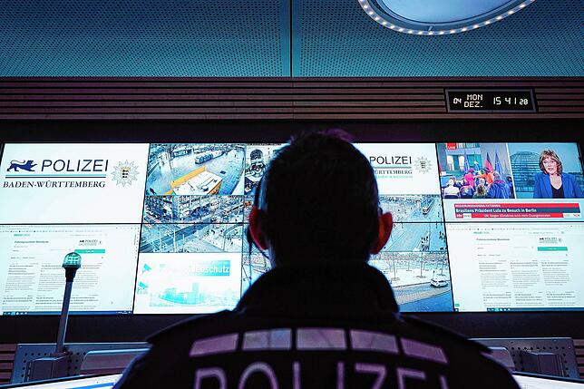 Ein Polizist in einem Führungs- und Lagezentrum: Die Polizei Baden-Württemberg darf nun die umstrittene Palantir-Software nutzen.