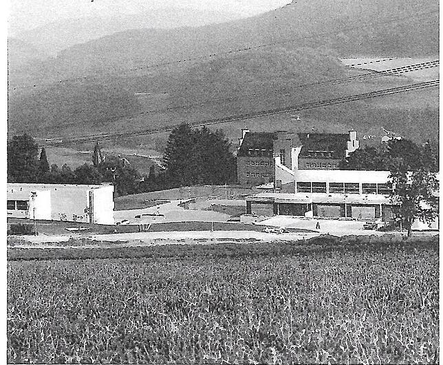 Das Bildungszentrum Rappenstein 1973 mit noch unfertiger Rappensteinstraße. Im Oktober 1971 wurde mit dem Neubau der Hans-Thoma-Schule ...
