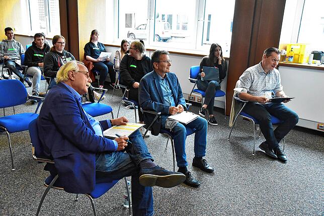 Die Fachjury, bestehend aus Frank Obergfell (links), Erwin Müller und Marcel Trogisch hören sich die Präsentationen genau an und ...