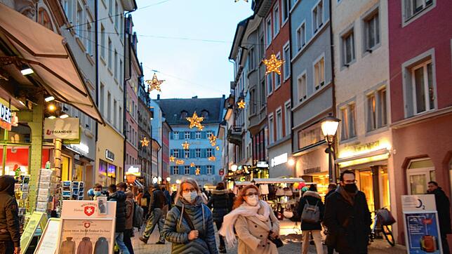 Am Montag vor dem Lockdown ist die Konstanzer Altstadt voll.