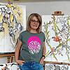 Die Künstlerin Heidi Reubelt in ihrem Atelier
