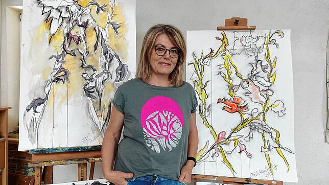 Die Künstlerin Heidi Reubelt in ihrem Atelier