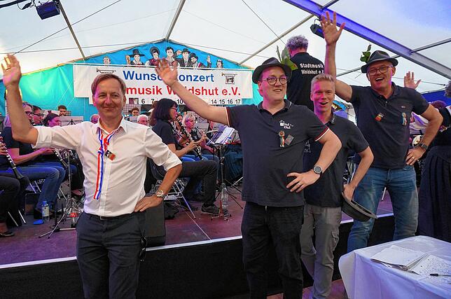 Bild 3: Chilbi: Stimmung pur im Festzelt beim Wunschkonzert