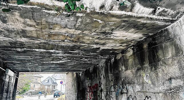 Die Brücke ist so alt, dass sich an der Decke sogar schon Tropfsteine gebildet haben.